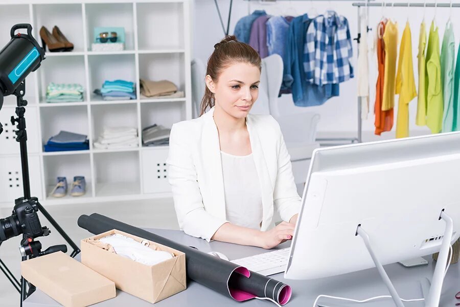 How To Improve Your Relationship With Customers As An Online Seller 1 running her own online store